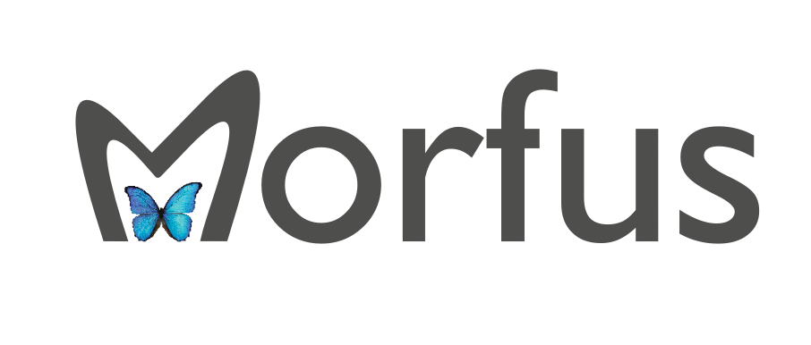 Aquí tienes una opción breve y descriptiva: "Logotipo de Morfus, con las letras en gris oscuro y una mariposa azul brillante integrada en la "M"."