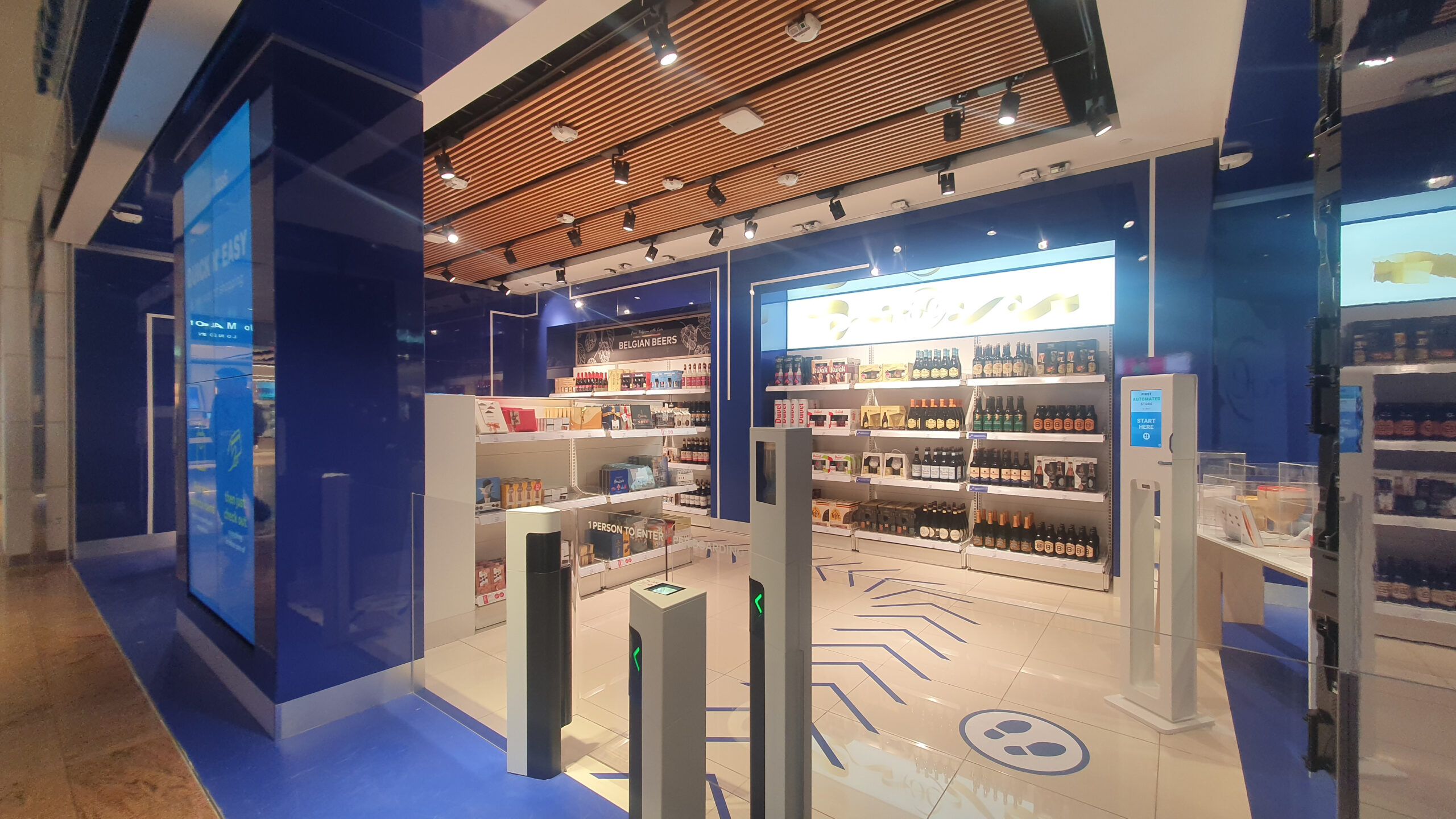 Tienda de cervezas belgas y licores en aeropuerto.