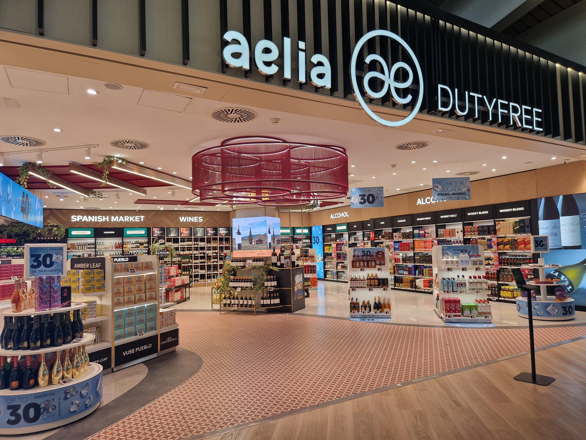 Tienda duty free Aelia con vinos, licores y tabaco.