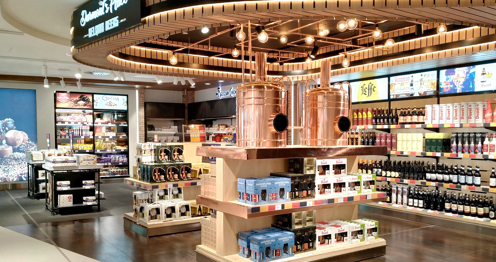 Tienda de licores y cervezas belgas con exhibición central.