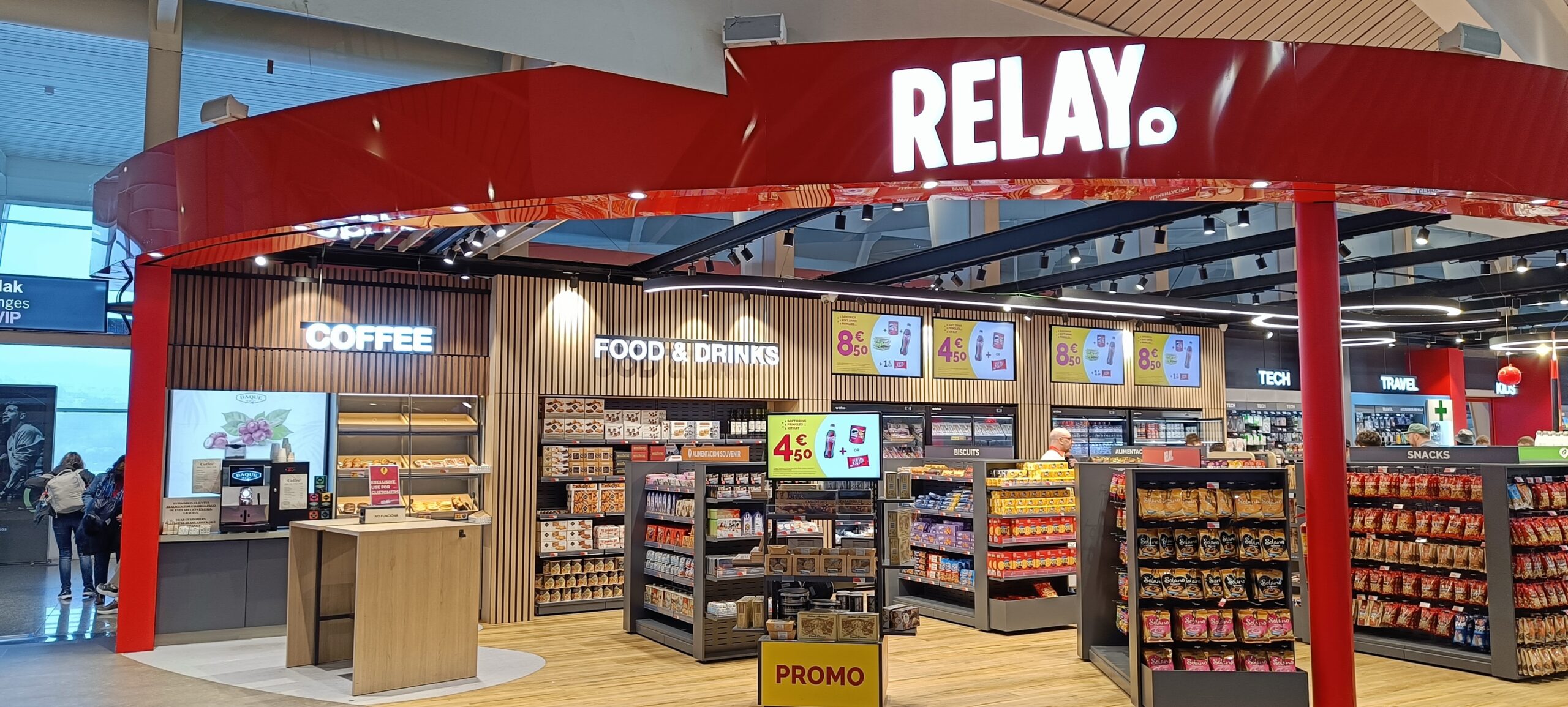 Tienda Relay en aeropuerto: café, comida, tecnología y viajes.