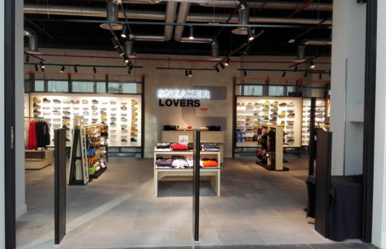 Tienda de zapatillas Sneaker Lovers con gran variedad de calzado.