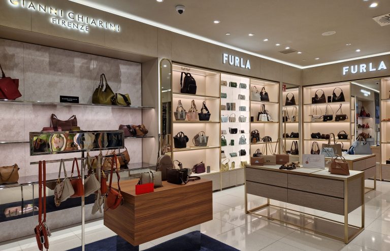 Bolsos y accesorios de cuero en tienda Furla y Giannichiarini.