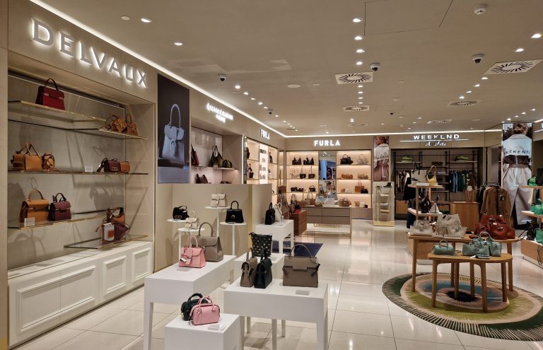 Interior de tienda de bolsos y accesorios de lujo.