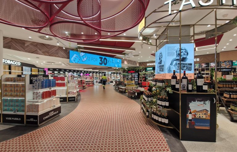 Tienda duty-free con cigarrillos, vinos y licores en exhibición.