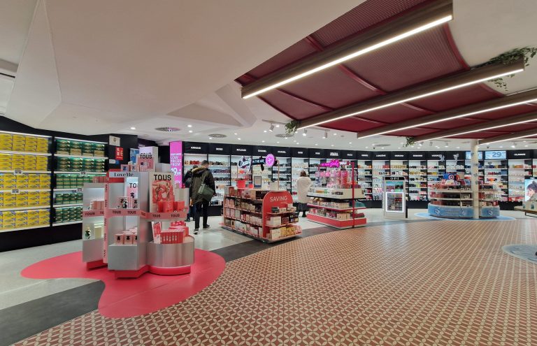 Perfumería con estanterías de cosméticos y productos de belleza.