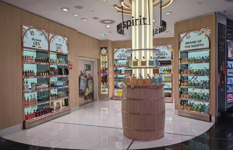 Tienda de licores con variedad de bebidas y destilados.