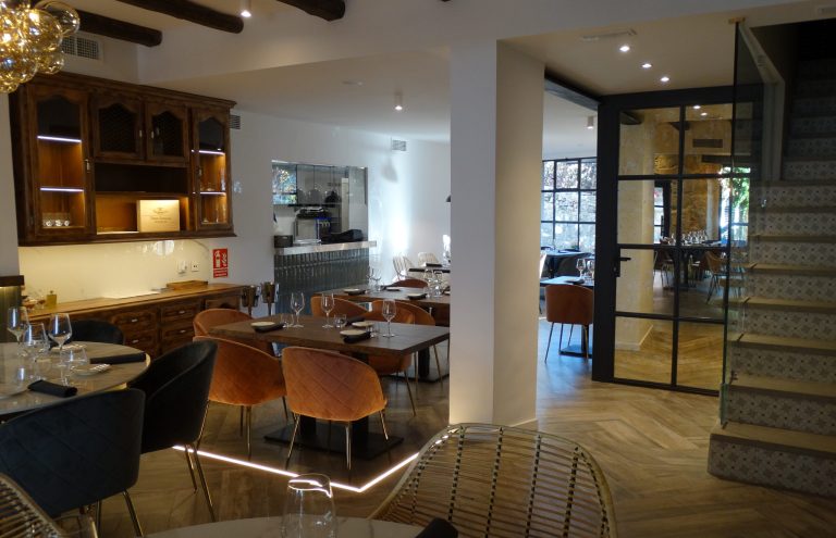 Interior elegante de restaurante con cocina a la vista.