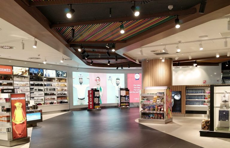 Tienda de perfumes y cosméticos con diseño moderno y colorido.