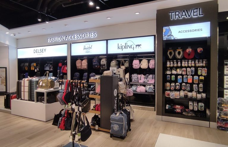 Tienda de accesorios de viaje, bolsos y gafas de sol.