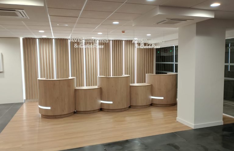 Mostradores AVIS Prefered y QuickPass en oficina de alquiler.