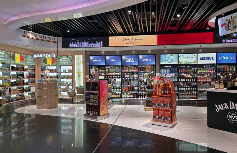 Tienda de licores con whisky, ron, vodka y más.