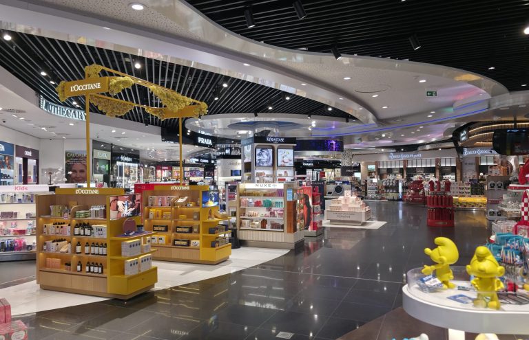Tienda de cosméticos y perfumes de lujo en aeropuerto.