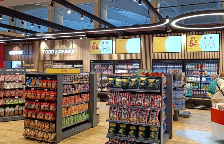 Tienda de alimentación y bebidas en aeropuerto.