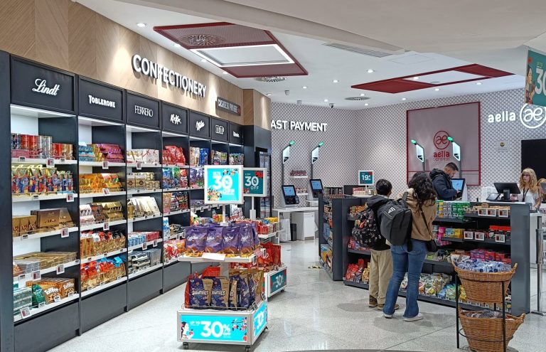 Tienda de dulces y chocolates en aeropuerto con descuento.