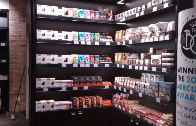 Estanterías llenas de cajas de bombones y chocolates.