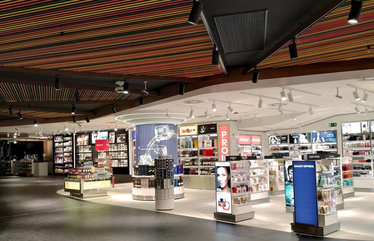 Interior de tienda de cosméticos y productos de belleza.