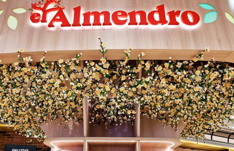 Tienda El Almendro con decoración floral y productos variados.