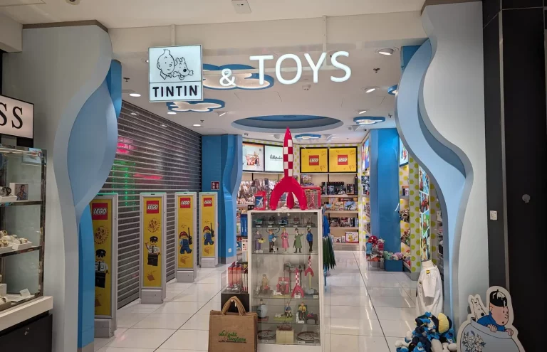 Tienda Tintín y juguetes LEGO en centro comercial.