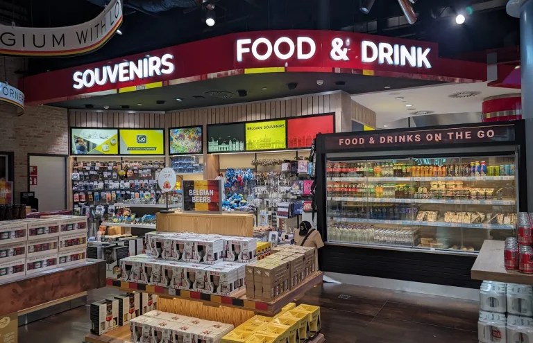 Tienda de souvenirs, comida y bebida en Bélgica.