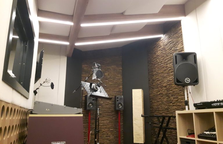 Estudio de grabación musical profesional con equipo y aislamiento acústico.